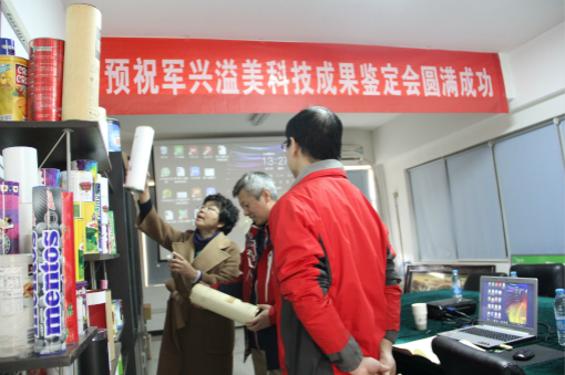 專家組仔細詢問紙罐相關細節