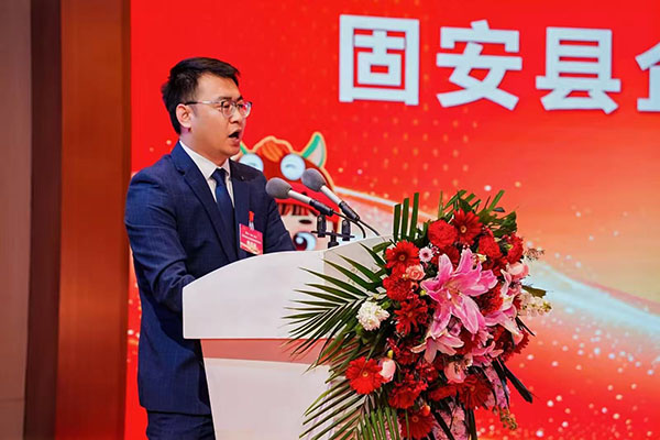 縣委書記韓金虎宣讀獲獎企業(yè)名單，并為其業(yè)頒獎